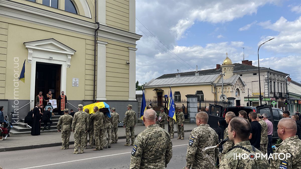 У Коломиї попрощались із воїном "десятки" Дмитром Гарап'яком 13