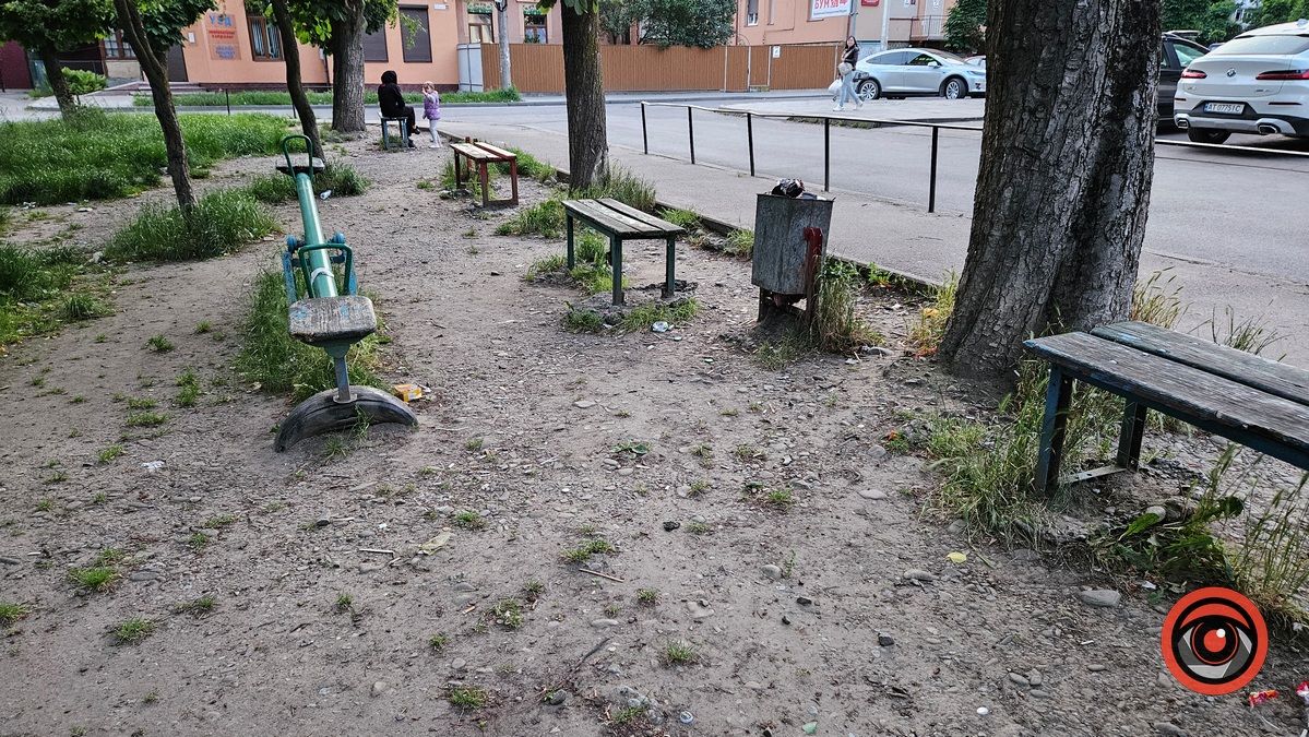 Дитячий чи сміттєвий? Найгірша ігрова зона у Коломиї 15