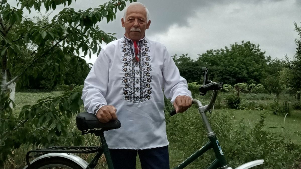 Сивочолий велосипедист з Полтавщини долає тисячі кілометрів і збирає кошти на ЗСУ