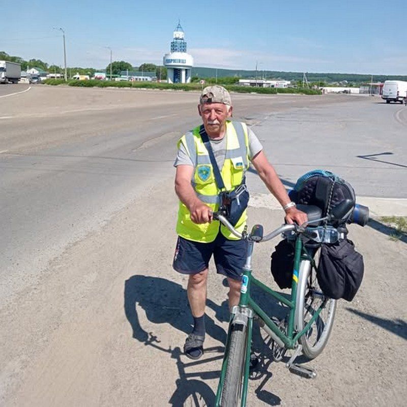 Сивочолий велосипедист з Полтавщини долає тисячі кілометрів і збирає кошти на ЗСУ 2