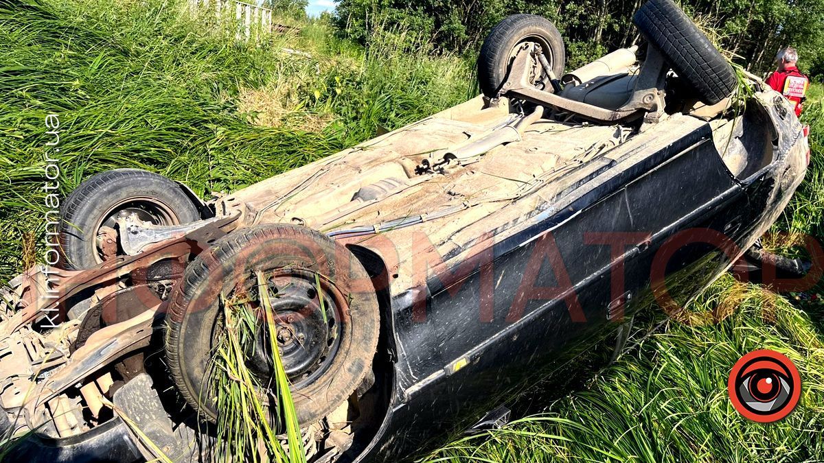 Під Коломиєю перекинулась автівка, водія забрали медики швидкої