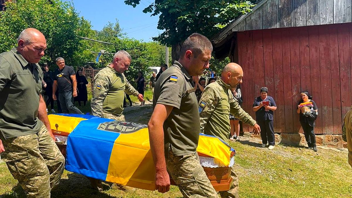 На вічний спочинок у село Слобода повернувся військовослужбовець Володимир Зубак 3
