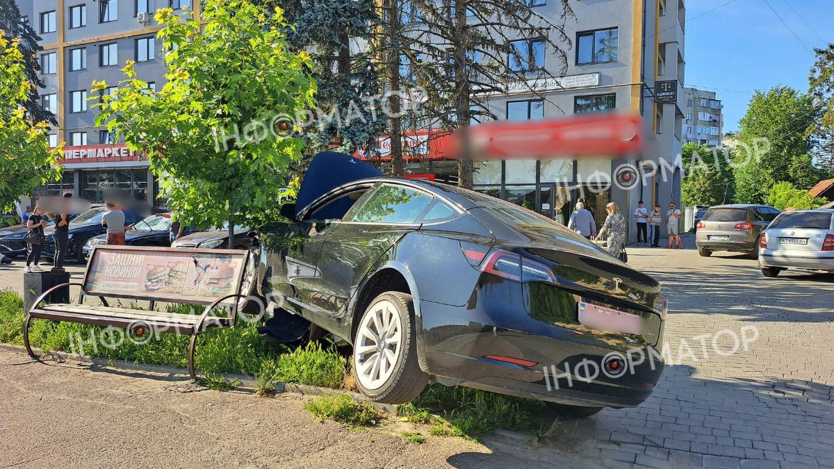 У Коломиї Tesla врізалася в стовп біля автобусної зупинки