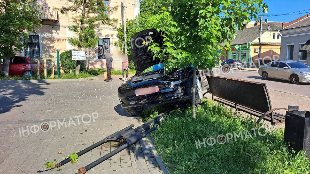 У Коломиї Tesla врізалася в стовп біля автобусної зупинки 1