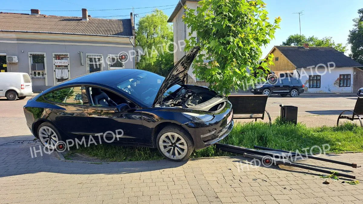 У Коломиї Tesla врізалася в стовп біля автобусної зупинки 2