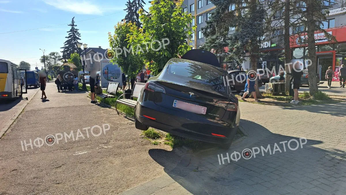 У Коломиї Tesla врізалася в стовп біля автобусної зупинки 3