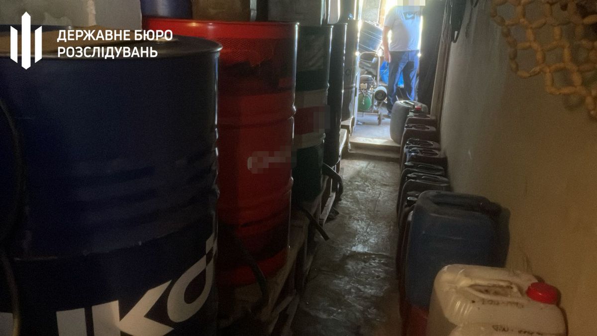 На Прикарпатті у військовій частині авіаційної бригади незаконно привласнювали пальне й продавали його місцевим підприємцям 4