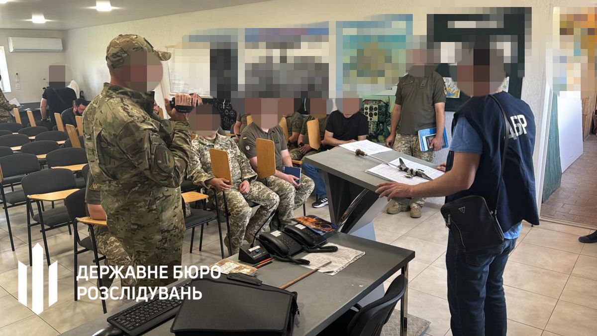 На Прикарпатті у військовій частині авіаційної бригади незаконно привласнювали пальне й продавали його місцевим підприємцям 3