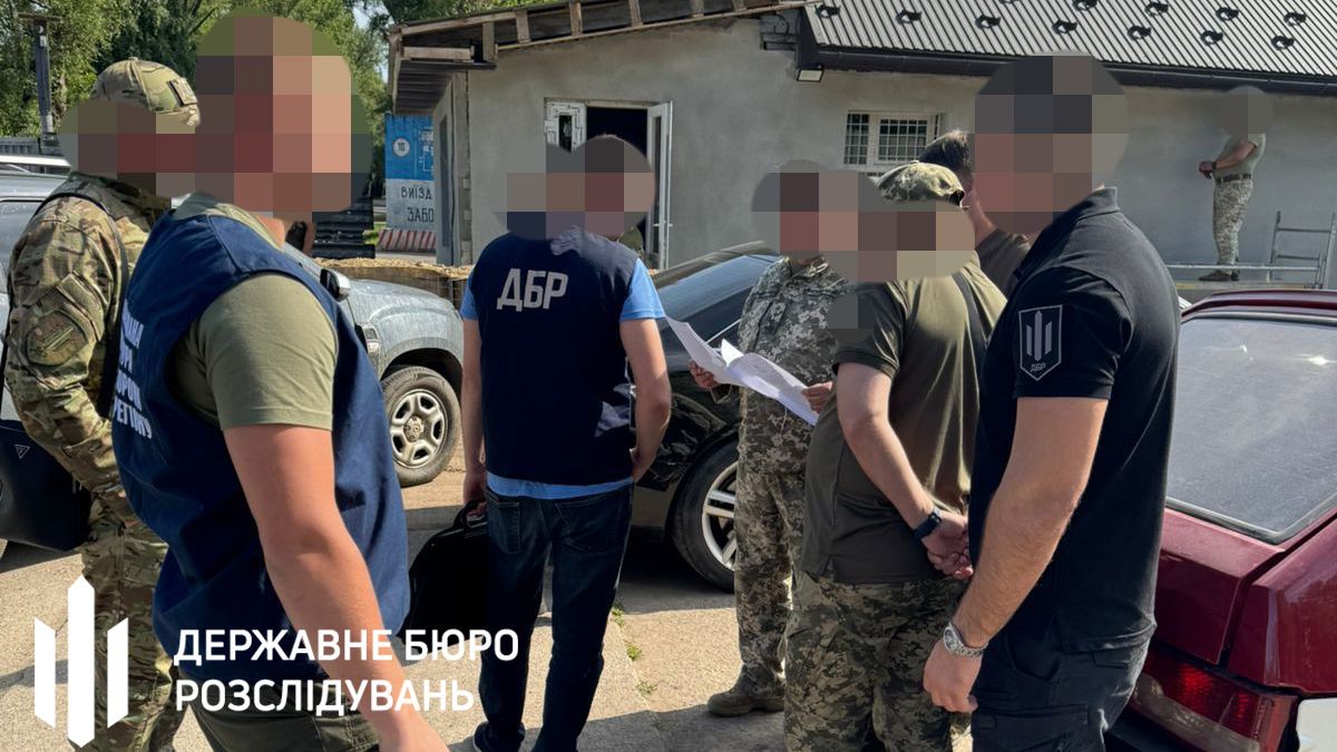 На Прикарпатті у військовій частині авіаційної бригади незаконно привласнювали пальне й продавали його місцевим підприємцям 1