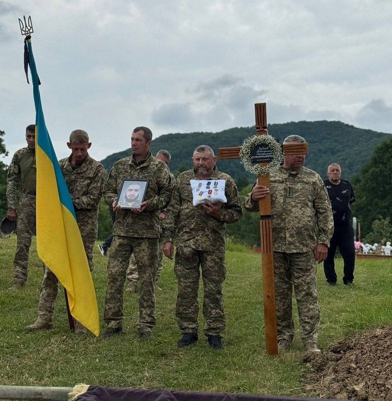 У Печеніжинській громаді попрощалися із Героєм Володимиром Зубаком 5