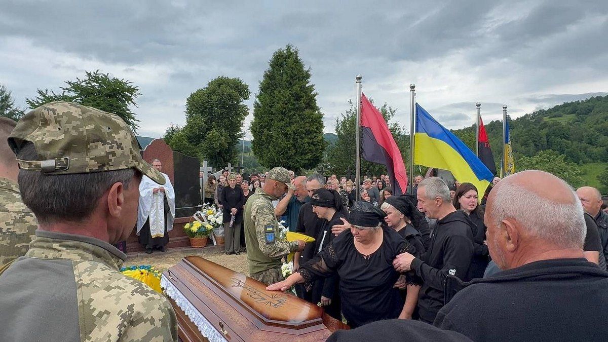 У Печеніжинській громаді попрощалися із Героєм Володимиром Зубаком 6