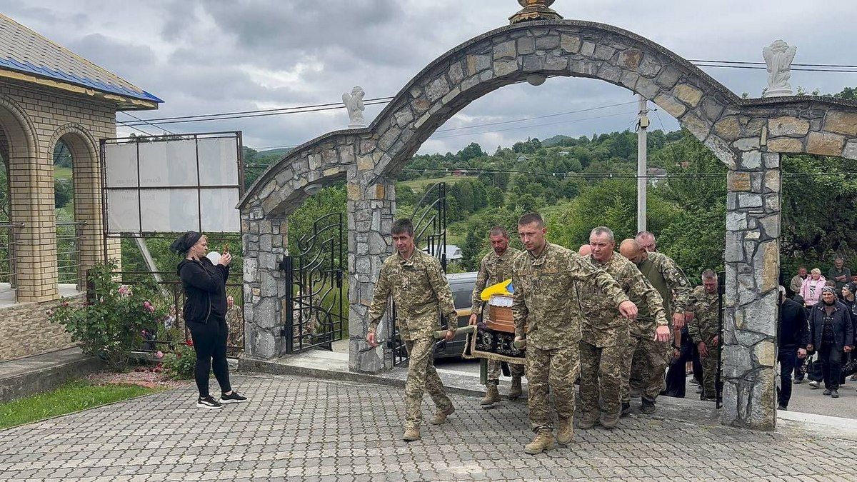 У Печеніжинській громаді попрощалися із Героєм Володимиром Зубаком 3