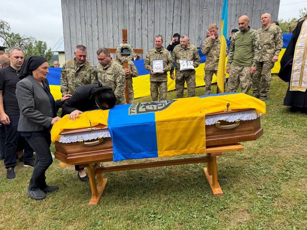 У Печеніжинській громаді попрощалися із Героєм Володимиром Зубаком 2