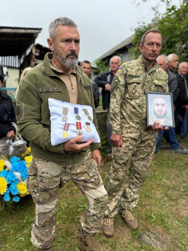 У Печеніжинській громаді попрощалися із Героєм Володимиром Зубаком 1