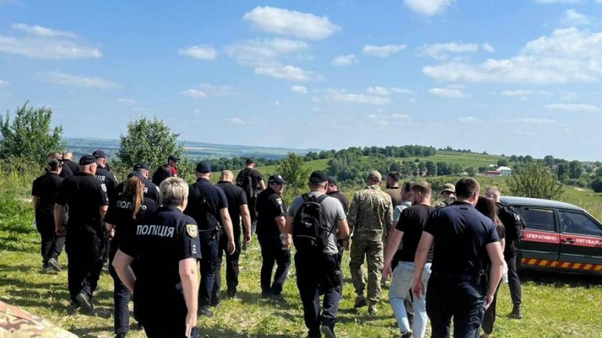 Маленького хлопчика, який зник в лісі на Коломийщині, шукають майже 300 людей