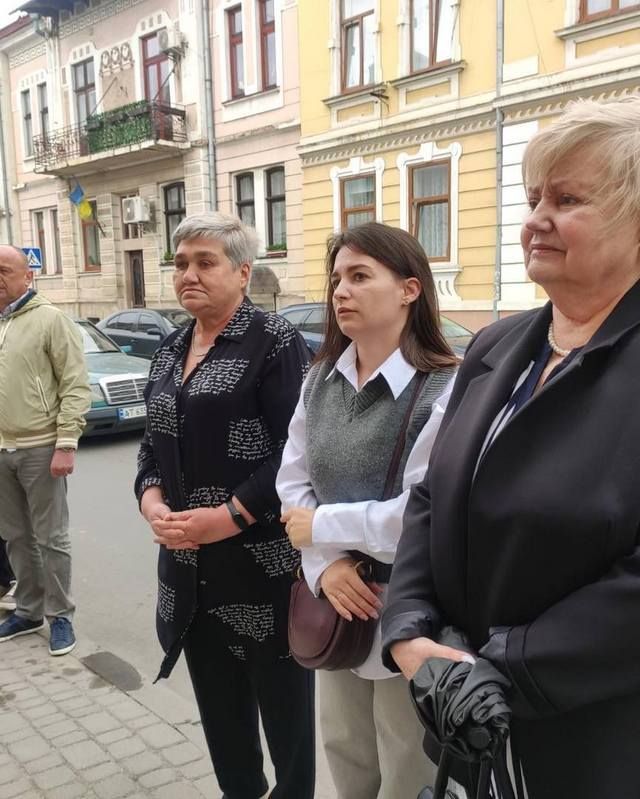 Меморіальну дошку захиснику Владиславу Огільчину відкрили на фасаді будинку в Коломиї 3