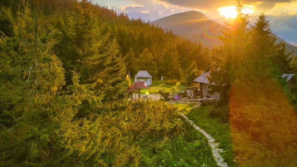 Волонтери-мандрівники відремонтували два притулки у підніжжі Говерли