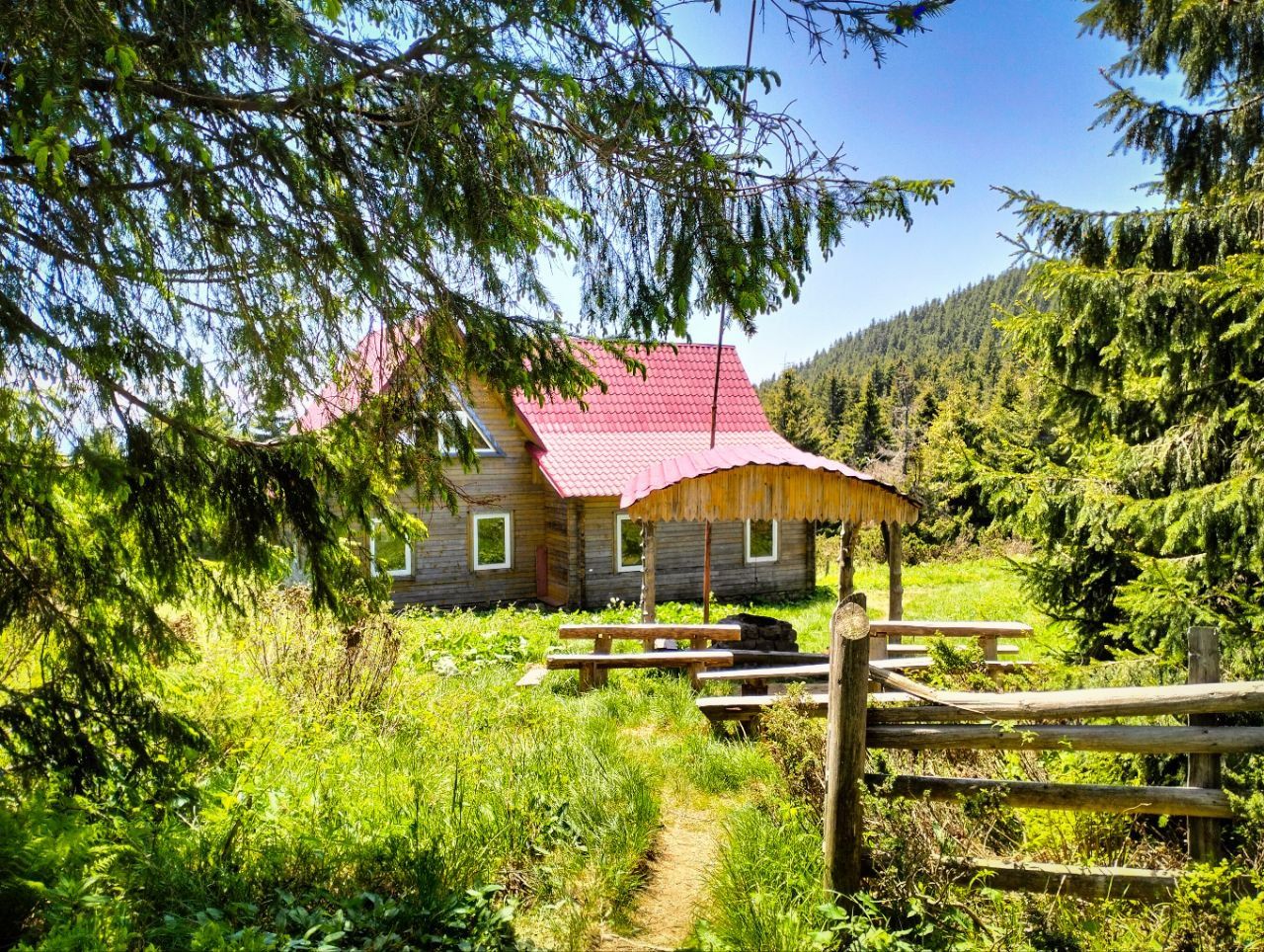 Волонтери-мандрівники відремонтували два притулки у підніжжі Говерли 3