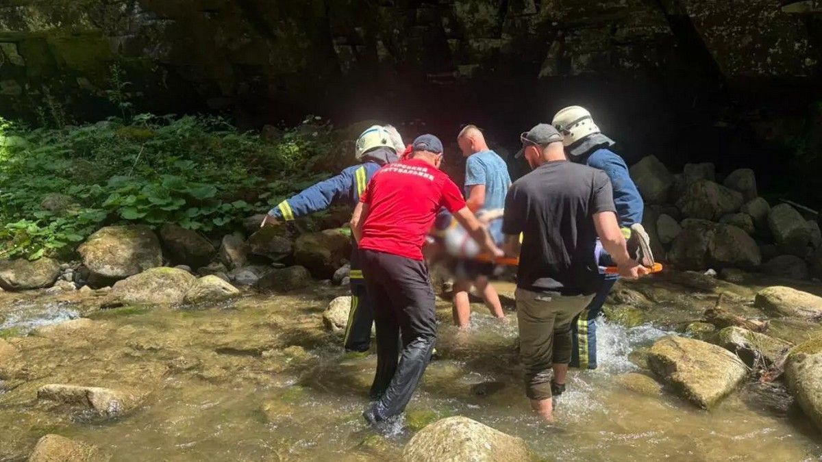 Дитина травмувалася на обриві біля Микуличина: її врятували