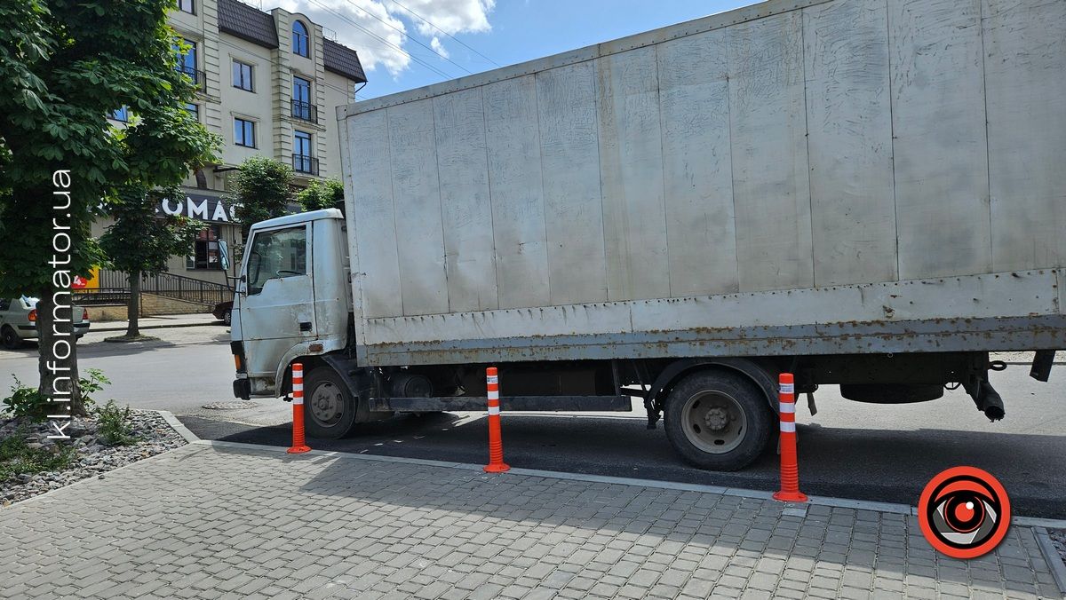 "А у мене товар": водій вантажівки повністю загородив тротуар у Коломиї 4