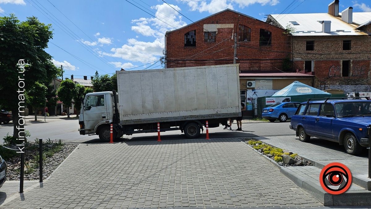 "А у мене товар": водій вантажівки повністю загородив тротуар у Коломиї 1
