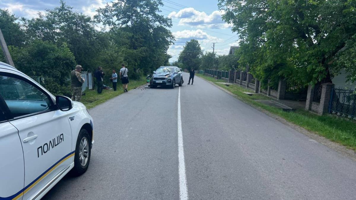 На Надвірнянщині мотоцикліст врізався в авто: є постраждалі