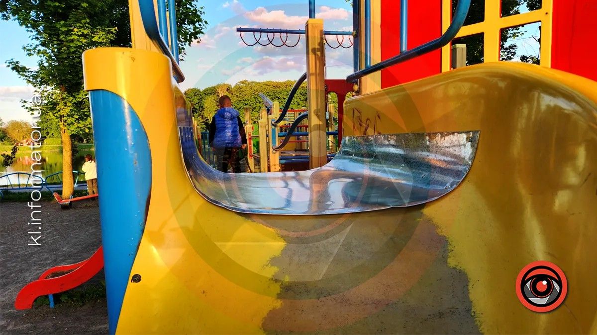 Безпідставний вандалізм: на що коломияни перетворили дитячий ігровий комплекс на озері 1