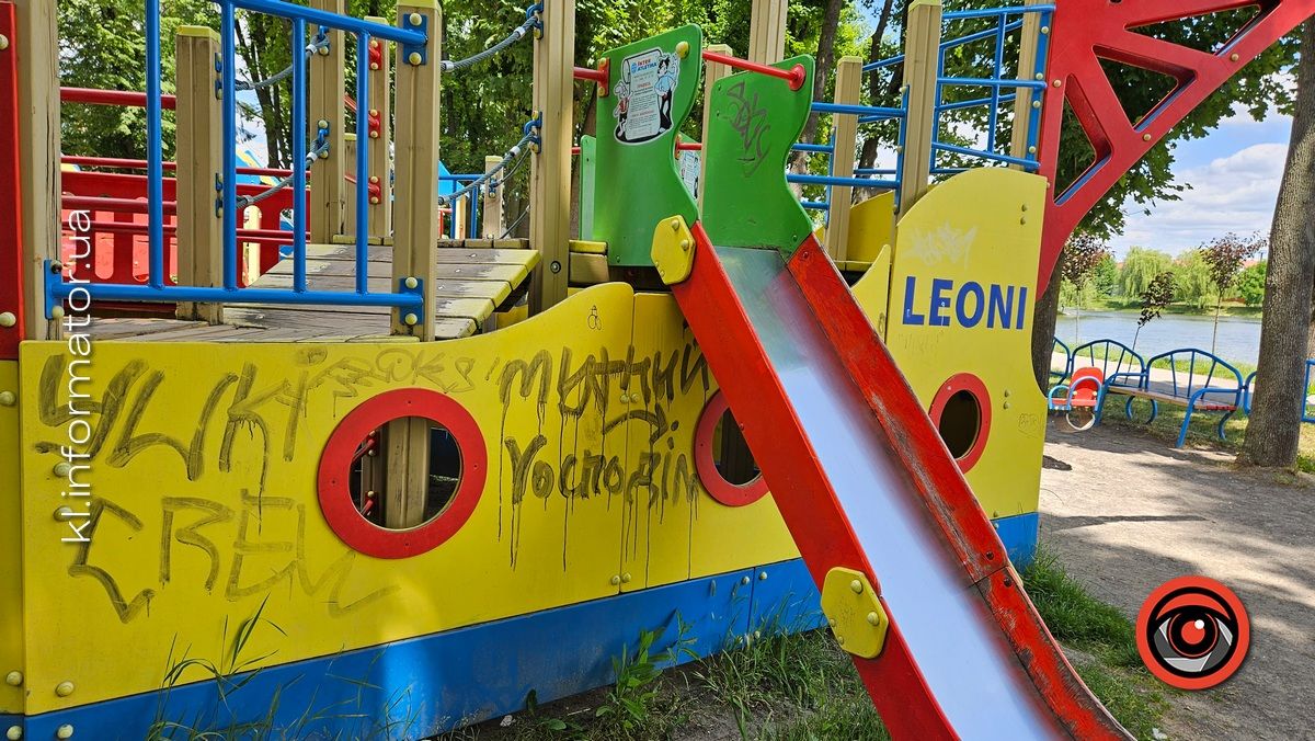 Безпідставний вандалізм: на що коломияни перетворили дитячий ігровий комплекс на озері 2