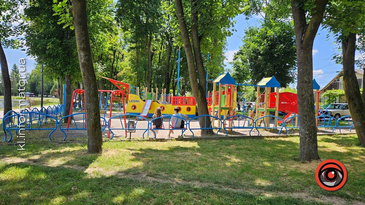 Безпідставний вандалізм: на що коломияни перетворили дитячий ігровий комплекс на озері 3