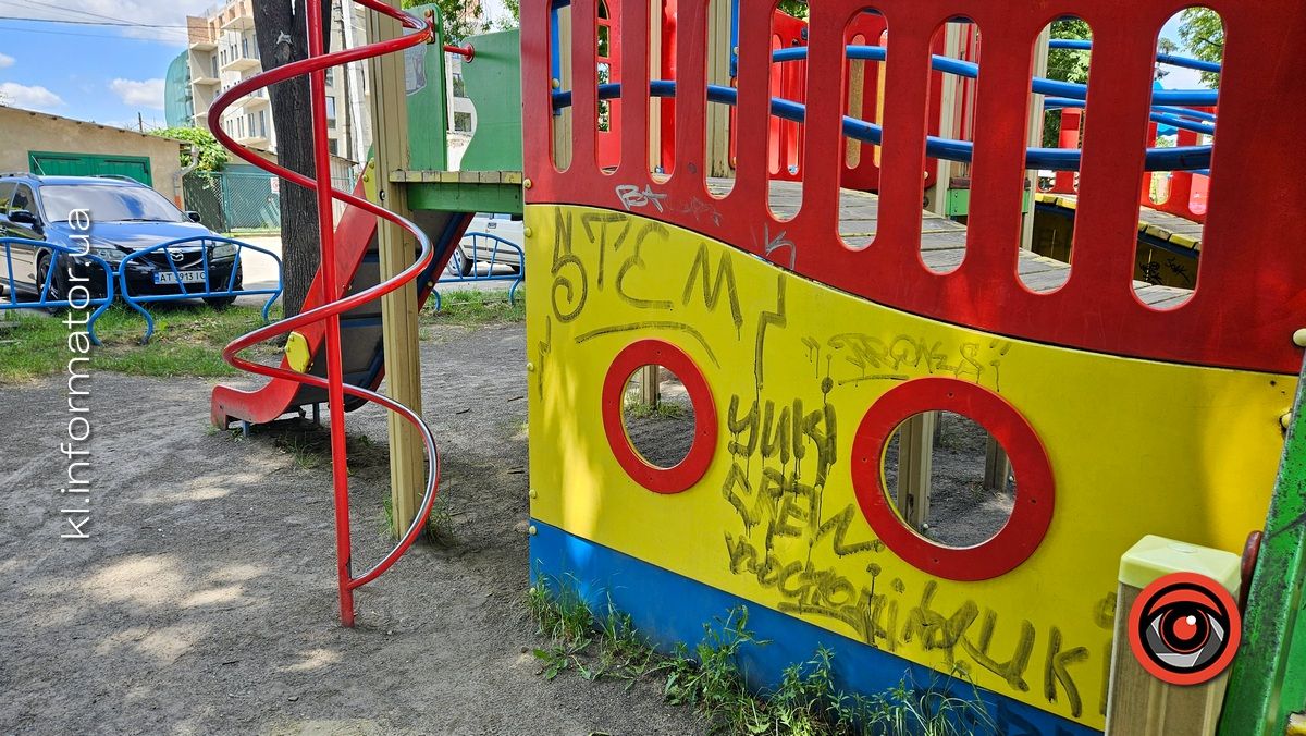 Безпідставний вандалізм: на що коломияни перетворили дитячий ігровий комплекс на озері 4