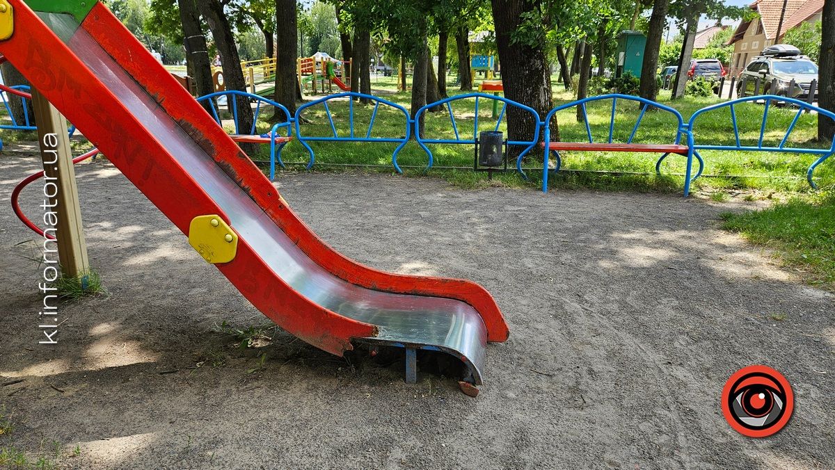 Безпідставний вандалізм: на що коломияни перетворили дитячий ігровий комплекс на озері 5