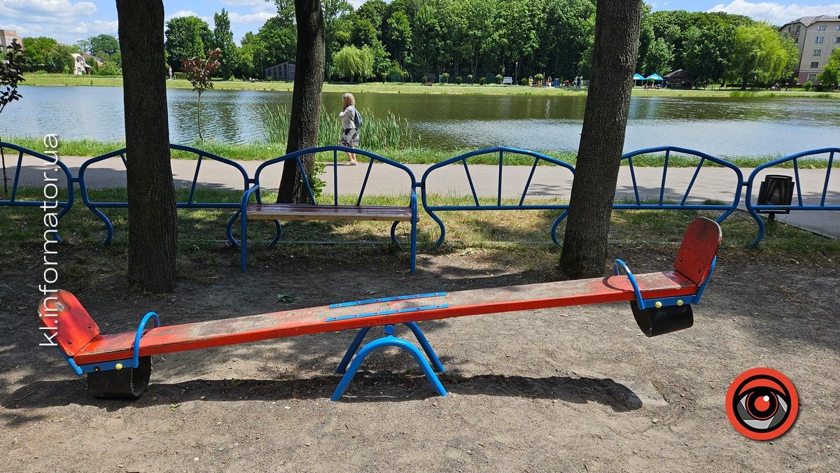 Безпідставний вандалізм: на що коломияни перетворили дитячий ігровий комплекс на озері 13