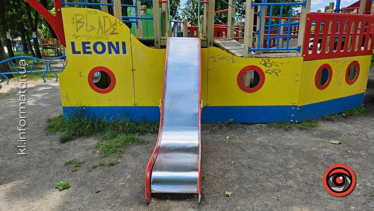 Безпідставний вандалізм: на що коломияни перетворили дитячий ігровий комплекс на озері 12