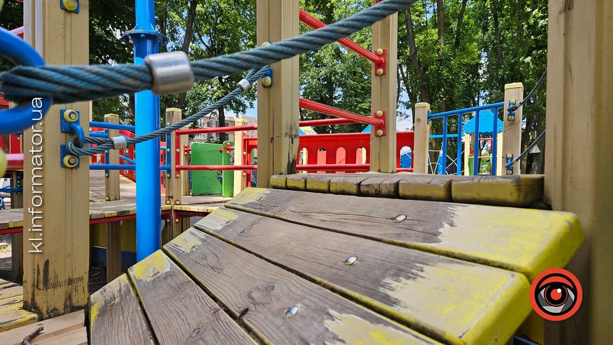 Безпідставний вандалізм: на що коломияни перетворили дитячий ігровий комплекс на озері 15