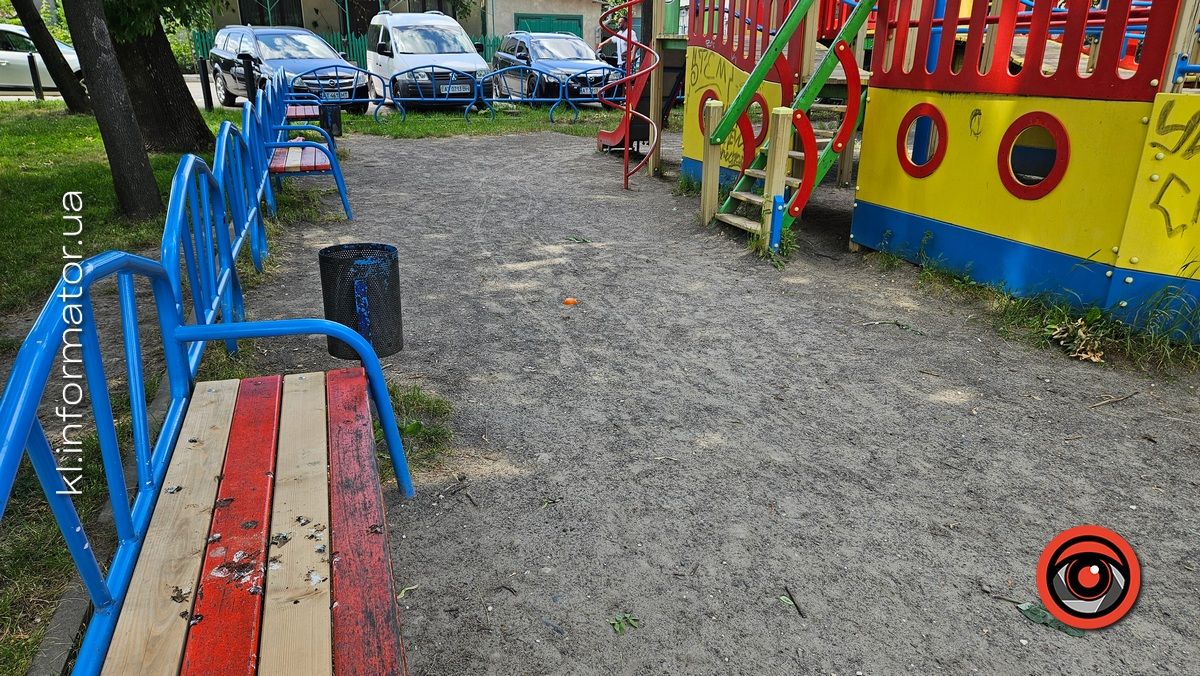 Безпідставний вандалізм: на що коломияни перетворили дитячий ігровий комплекс на озері 9