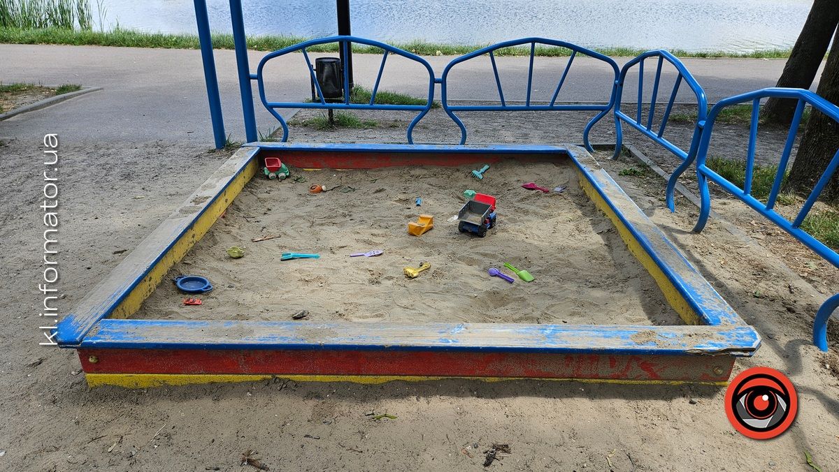 Безпідставний вандалізм: на що коломияни перетворили дитячий ігровий комплекс на озері 16