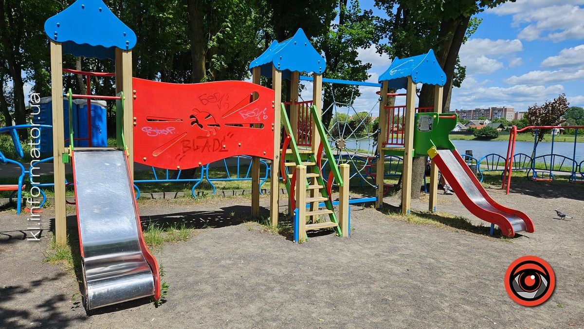 Безпідставний вандалізм: на що коломияни перетворили дитячий ігровий комплекс на озері 8
