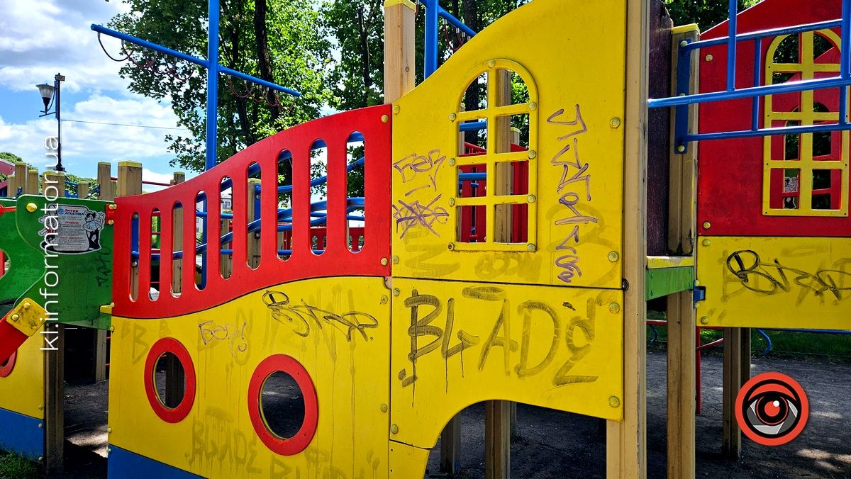 Безпідставний вандалізм: на що коломияни перетворили дитячий ігровий комплекс на озері 7