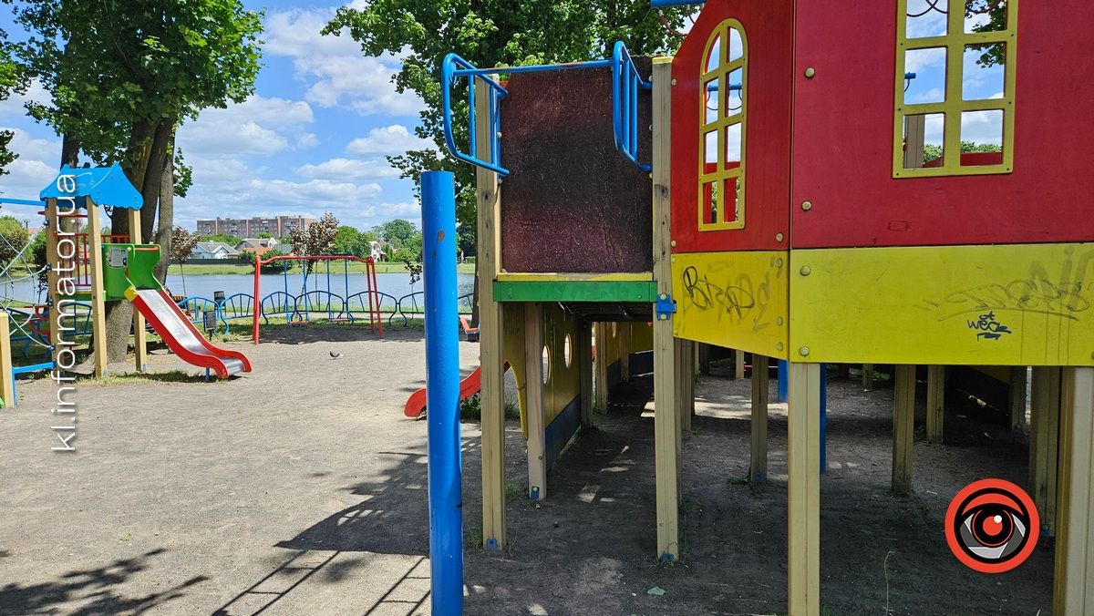 Безпідставний вандалізм: на що коломияни перетворили дитячий ігровий комплекс на озері 14