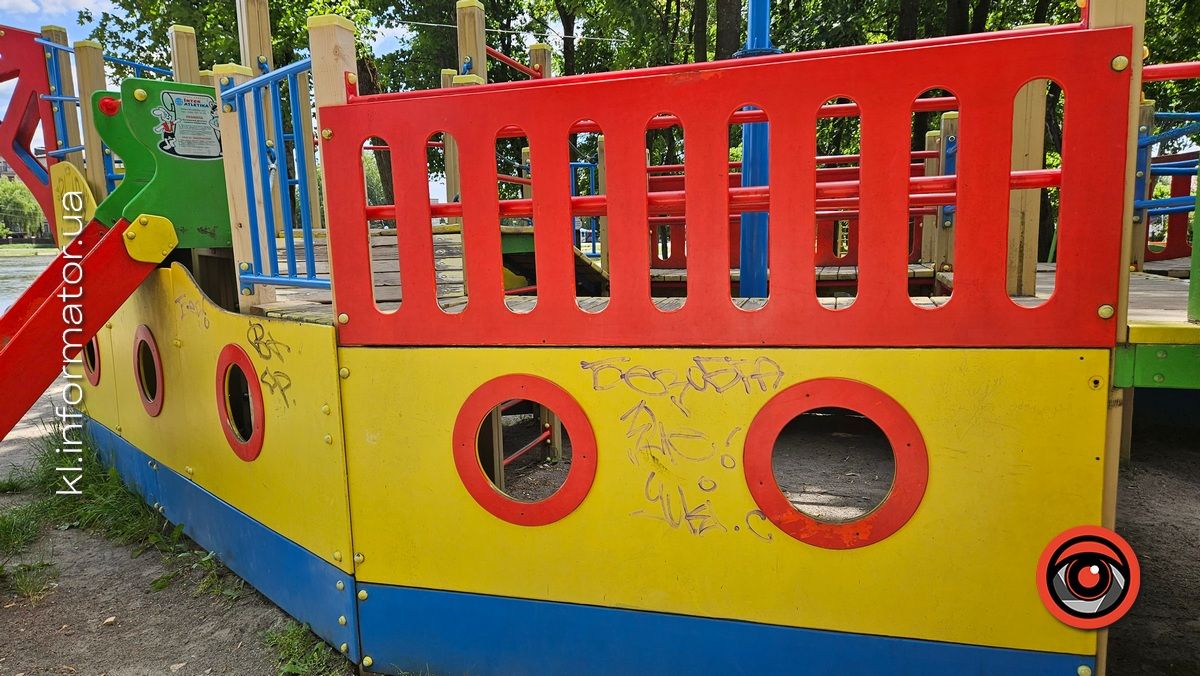 Безпідставний вандалізм: на що коломияни перетворили дитячий ігровий комплекс на озері 11