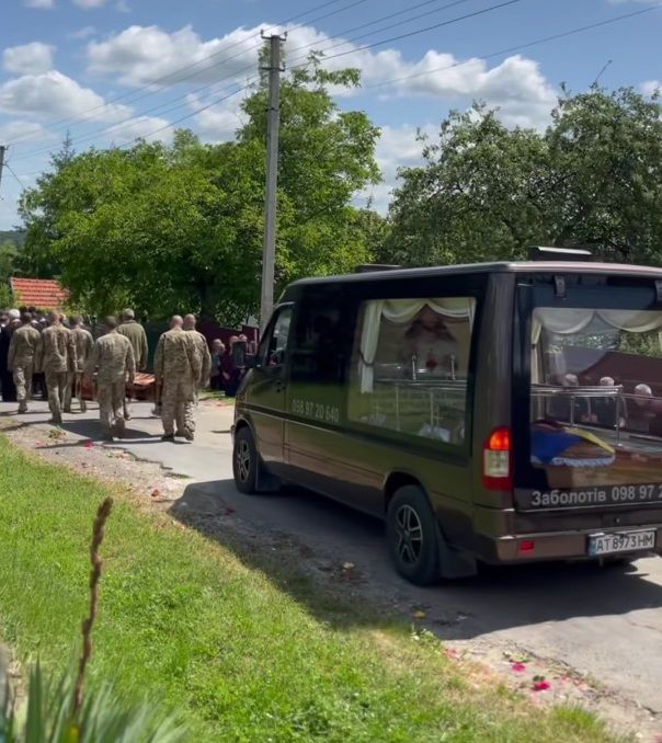 В селі Кропивище попрощалися із Героєм Олександром Лесюком 3