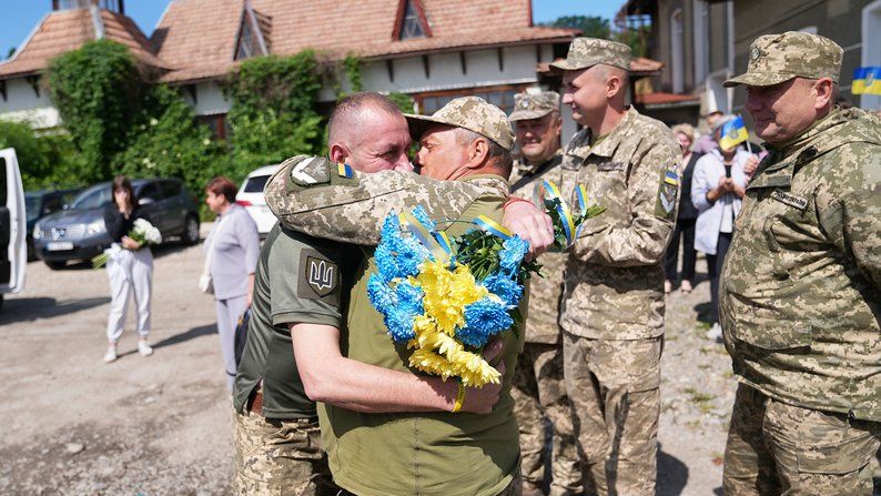 У Делятині урочисто зустріли звільненого з полону воїна В'ячеслава Гнідя 1