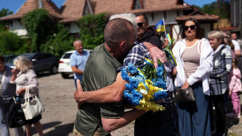 У Делятині урочисто зустріли звільненого з полону воїна В'ячеслава Гнідя 3