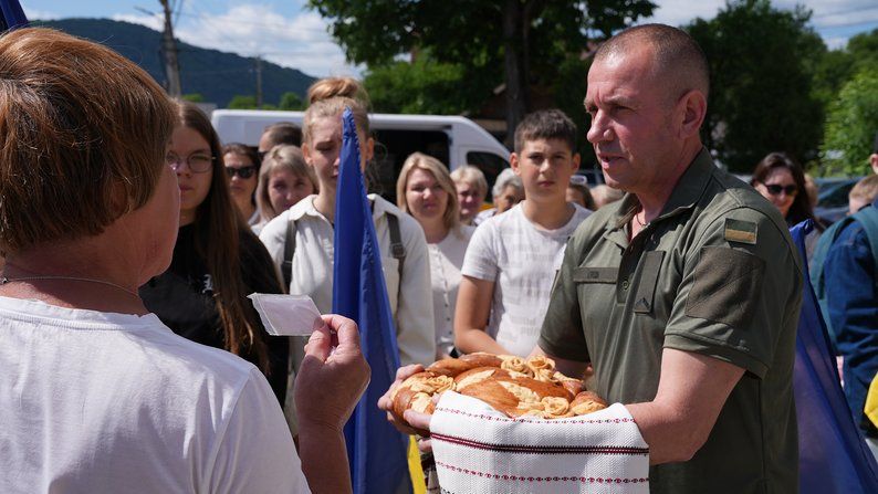 У Делятині урочисто зустріли звільненого з полону воїна В'ячеслава Гнідя 4
