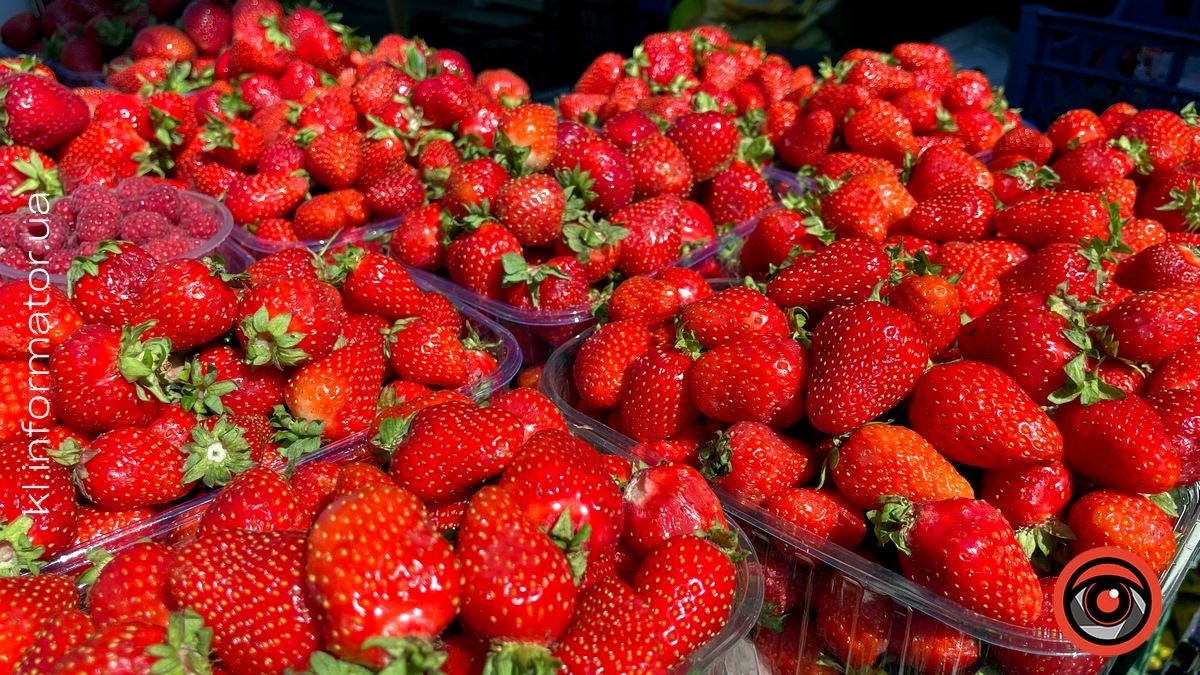 Ягідний сезон: скільки коштує полуниця та черешня на ринку в Коломиї