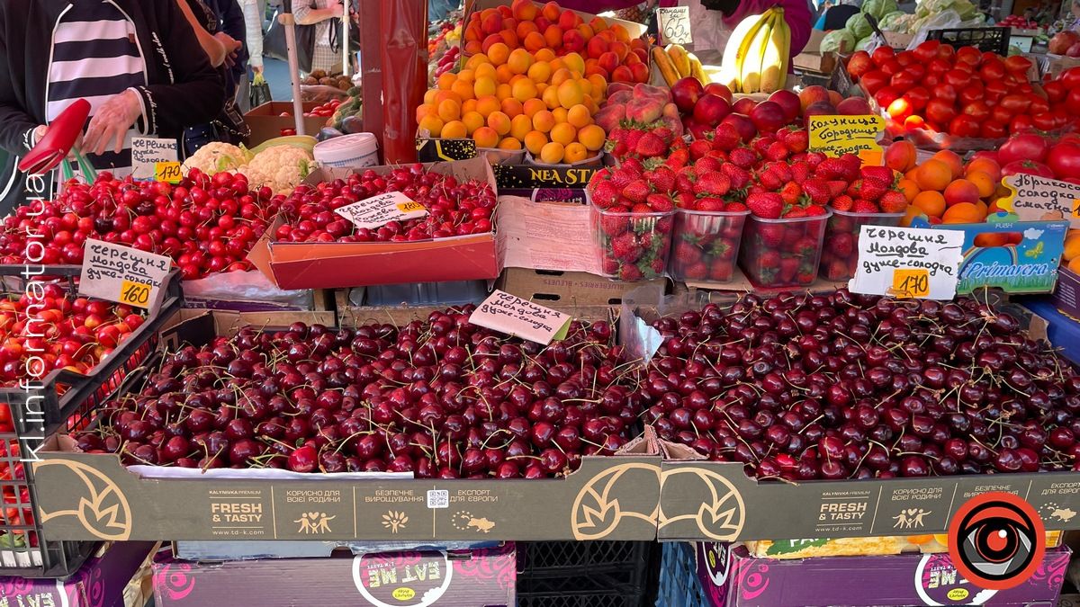 Ягідний сезон: скільки коштує полуниця та черешня на ринку в Коломиї 1
