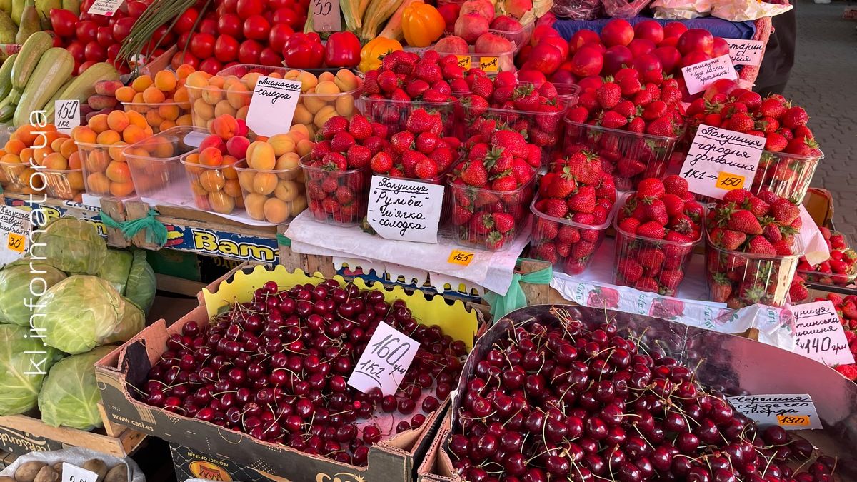 Ягідний сезон: скільки коштує полуниця та черешня на ринку в Коломиї 4