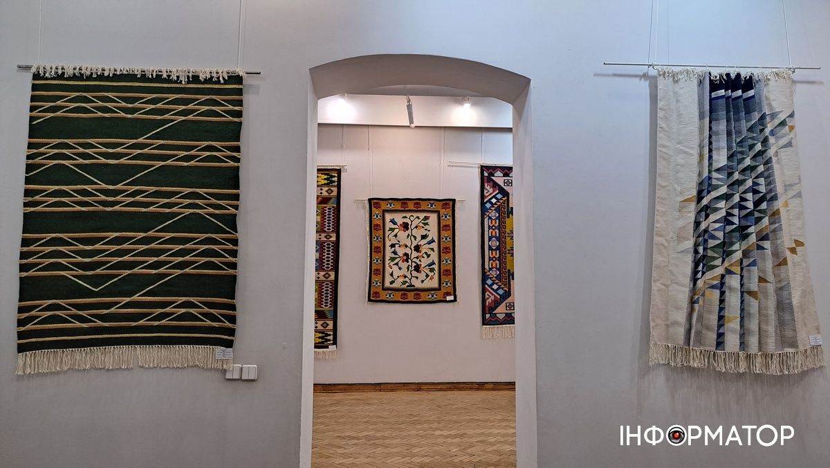У музеї Коломиї відкрили міжнародну виставку "Мистецькі паралелі. Глинянський килим в 100-річчя Арт Деко"