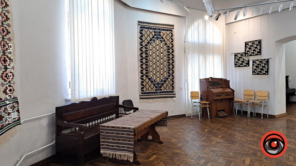Не просто килими, а справжнє мистецтво та культурна спадщина: у музеї Коломиї відкрили міжнародну виставку 2
