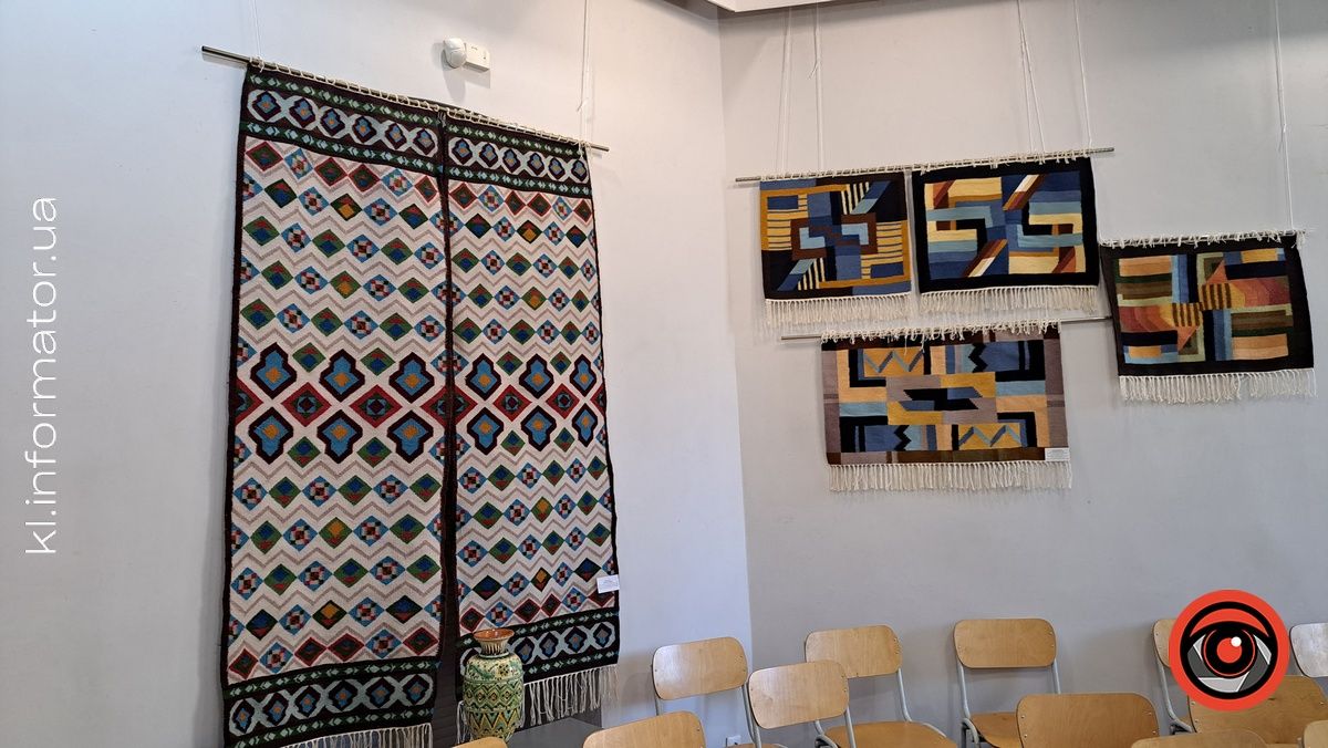 Не просто килими, а справжнє мистецтво та культурна спадщина: у музеї Коломиї відкрили міжнародну виставку 8